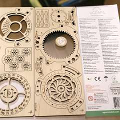 19: UGears - Calendar